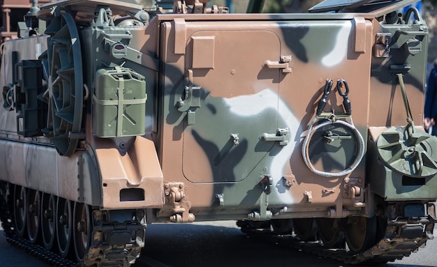 Photo véhicule blindé de transport de troupes m113 défilé militaire apc véhicule de camouflage d'armes de guerre en gros plan