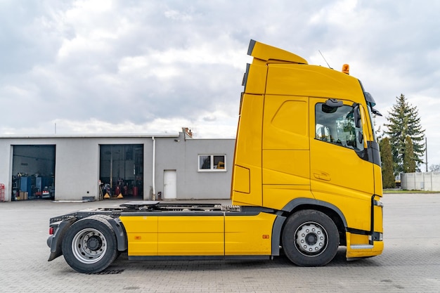 Véhicule camion jaune vide sans conteneur Industrie du transport en Europe