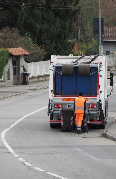 Photo véhicule de collecte des déchets de camion poubelle à turin