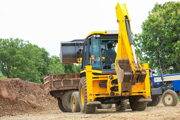 Véhicule d'équipement lourd au chantier de construction.