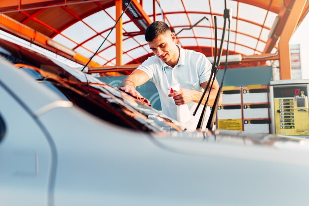 Véhicule de frottement homme avec vernis de voiture