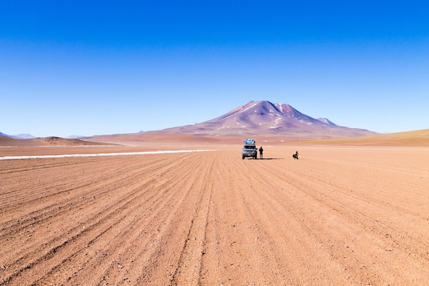 Véhicule hors route sur le plateau andin bolivien. Paysage de Bolivie.