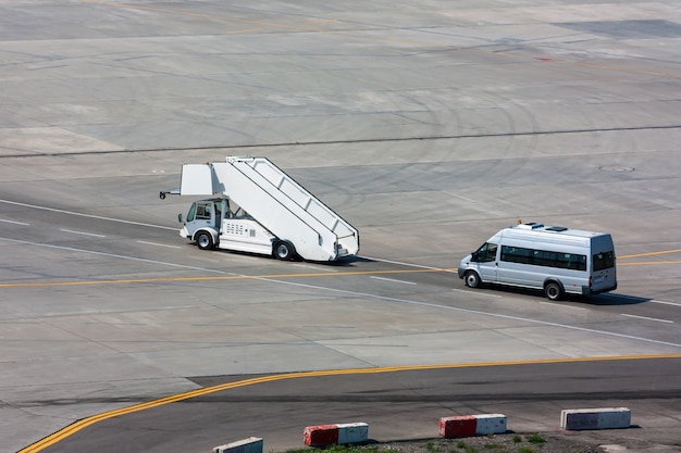 Véhicule et minibus d'étapes d'embarquement de passager sur le tablier d'aéroport