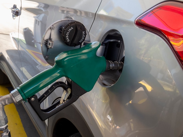 Véhicule de ravitaillement en carburant Éthanol ou essence. crise d'approvisionnement en carburant
