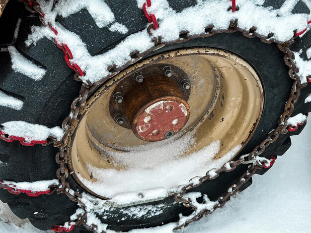 véhicule à roue de machine à neige avec des chaînes à neige