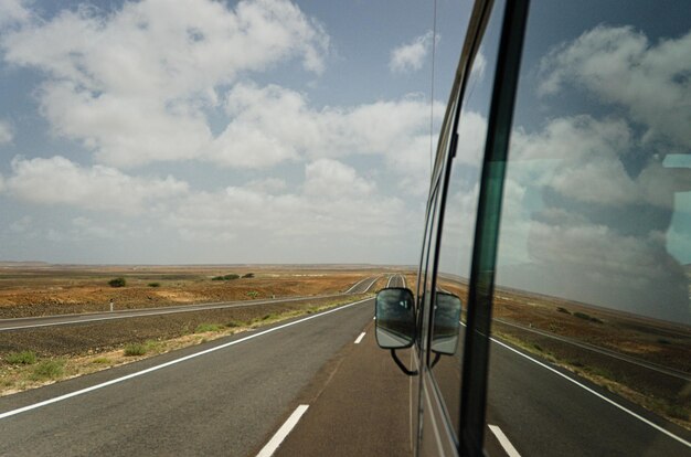 Véhicule sur la route contre le ciel