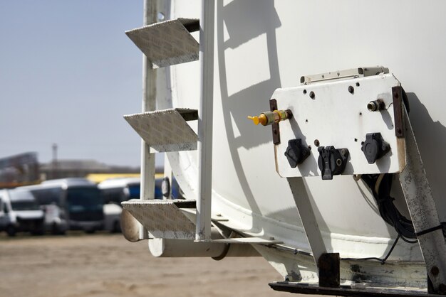 Véhicule spécial pour le transport d'eau et d'autres fluides techniques ou de gaz, camion avec réservoir