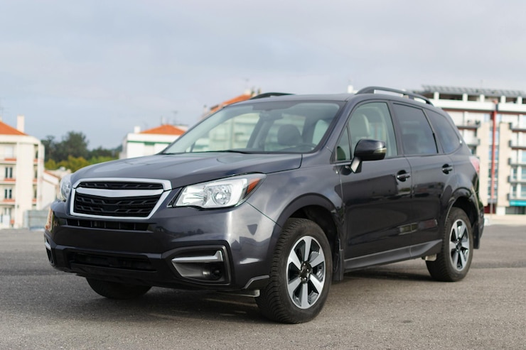 Photo véhicule stationnaire poli et brillant de luxe à moteur automatique suv gris