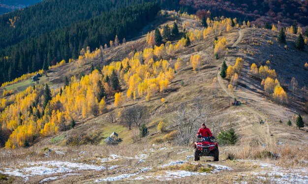 Véhicule tout-terrain avec homme sur une route de montagne