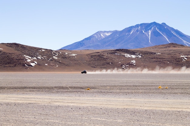 Véhicule tout terrain sur le plateau andin bolivien