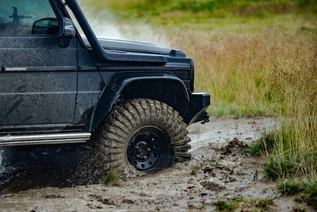 Véhicule Tout-terrain Sortant D'un Trou De Boue, Risque D'éclaboussures D'eau Dans Les Courses Hors Route, Les Roues T ...