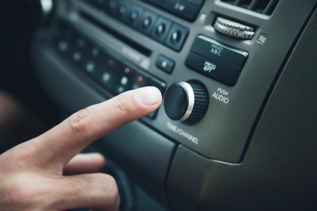 Véhicule de transport et homme touchant le bouton d'entrée de voiture