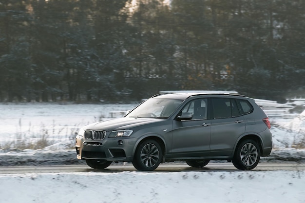 Photo véhicule utilitaire sportif camion de conduite sur une autoroute enneigée profiter de la saison hivernale avec un suv sportif conseils et astuces pour la conduite sur la glace et la neige