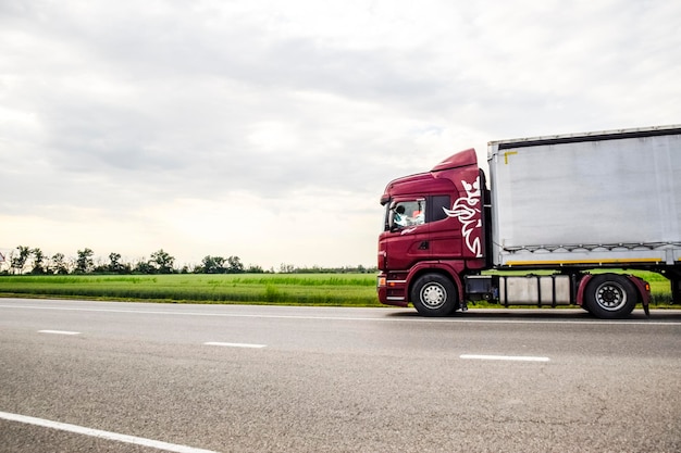 Véhicules de marchandises sur la voie Wagon de marchandises Camion