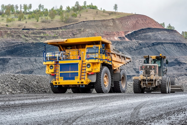 Véhicules sur une mine de charbon vue