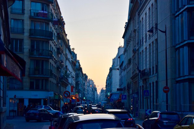 Véhicules sur la route le long des bâtiments