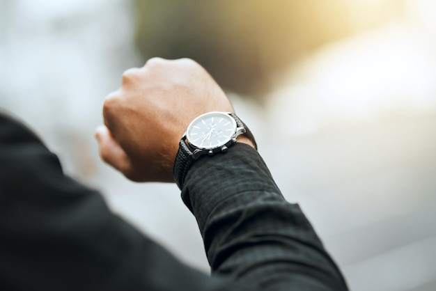 Veille à la main et à l'heure avec la personne d'affaires pour l'horaire de voyage, le rendez-vous de la réunion et le retard de l'homme professionnel et vérifiez l'horloge pour la notification, le rappel de l'entrevue et le trajet du taxi du matin
