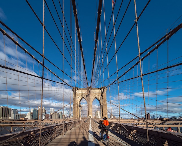 Vélo américain sur le pont de Brooklyn pour l'exercice