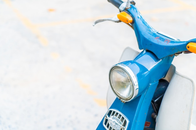 Vélo ancien et classique avec fond de mer