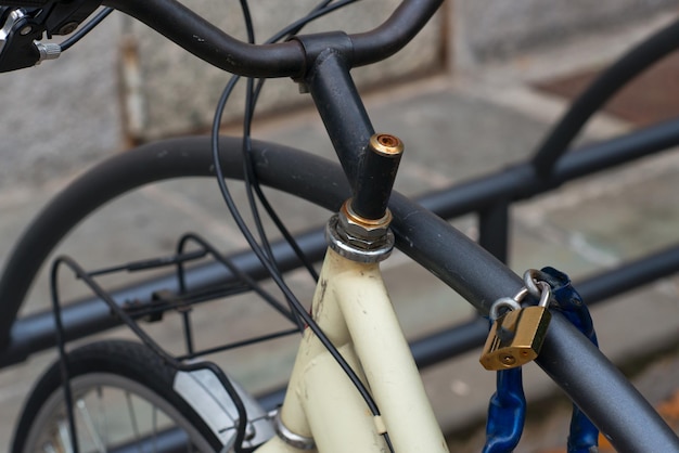 Vélo attaché par un cadenas