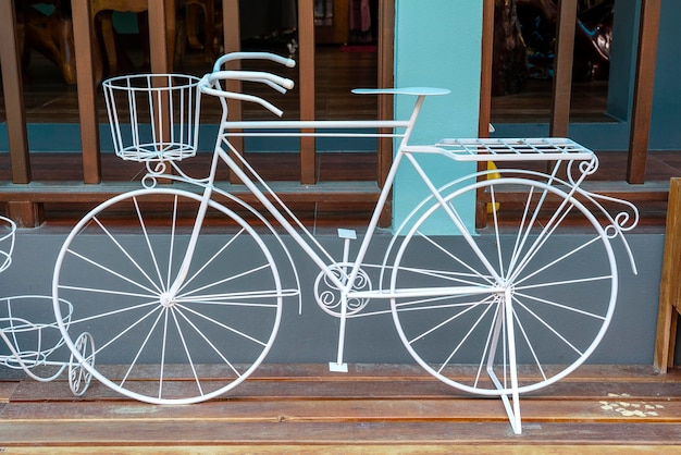 Vélo blanc décoratif en métal dans la rue de l'île de Koh Phangan en Thaïlande