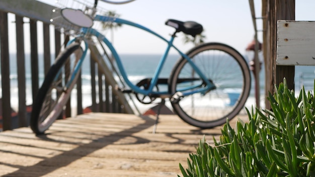 Vélo bleu, cruiser bike par Ocean Beach sur la côte du Pacifique, Oceanside California USA