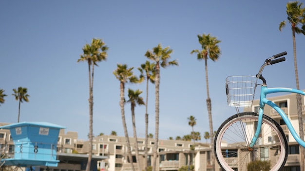 Vélo bleu, vélo cruiser sur mer océan plage, côte californienne USA. Cycle près de la tour de sauveteur.