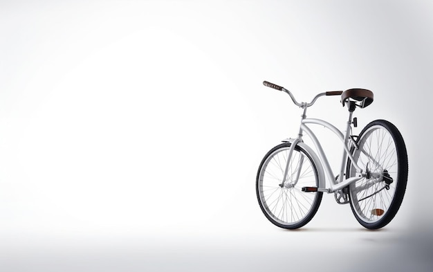Un vélo avec un cadre blanc et le mot vélo dessus