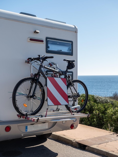 Vélo sur camping-car à porte à vélo