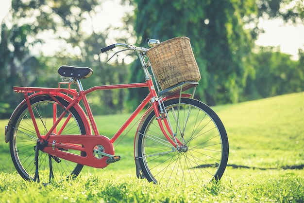 Vélo classique de style Japon rouge au parc, effet de filtre Vintage