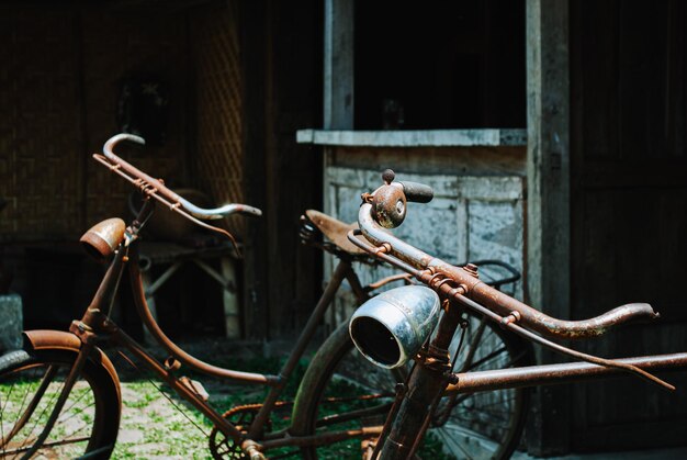 Photo vélo classique ou vintage rustique et usé sepeda ontel