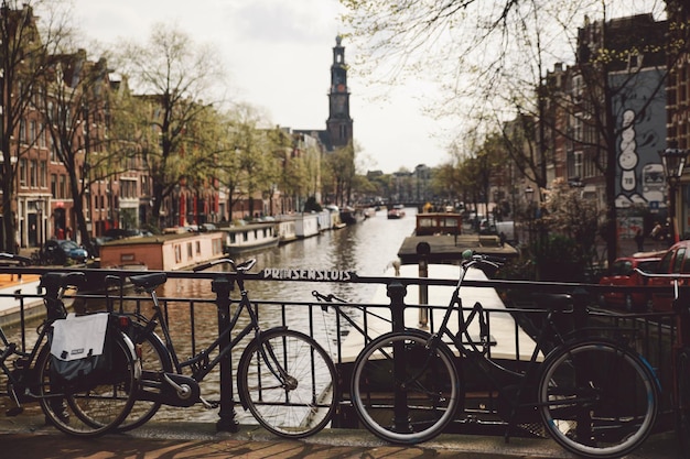Vélo contre le canal le long des structures construites