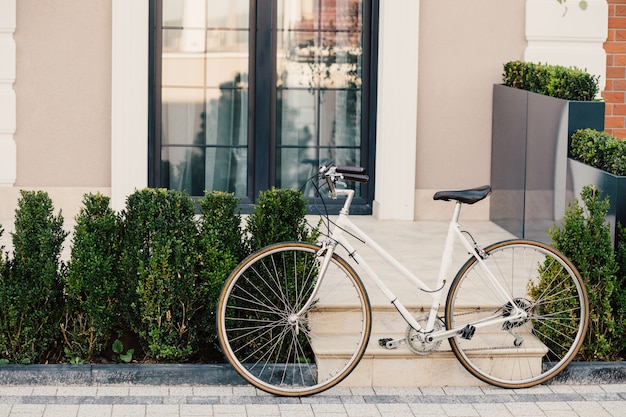 vélo à côté d'une fenêtre