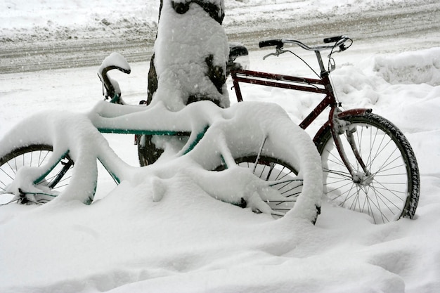 Vélo couvert de neige Journée d'hiver