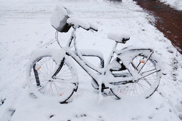 Vélo couvert de neige