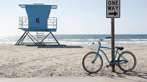 Vélo cruiser vélo par Ocean Beach, côte californienne USA. Cycle d'été, tour de sauveteur, panneau de signalisation