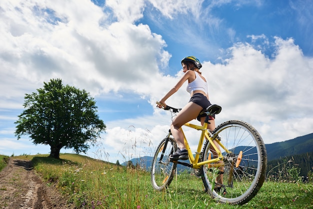 Vélo cycliste femme vélo dans les montagnes