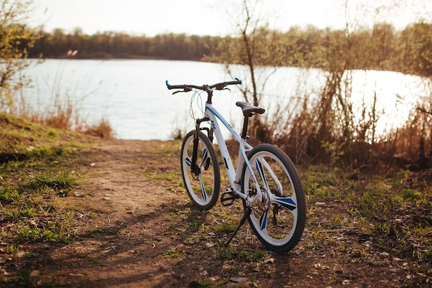 Vélo dans la forêt jaune près d'un lac