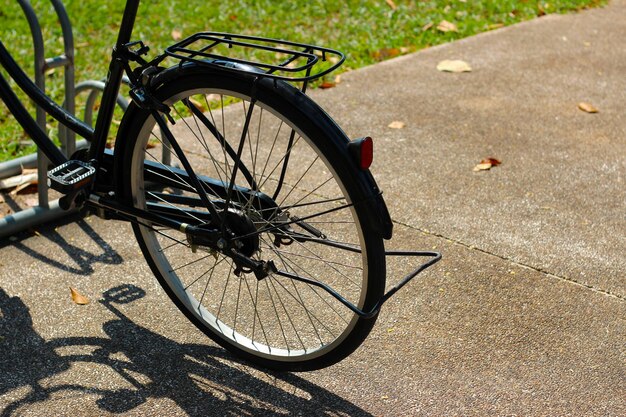 Vélo dans le parc à un porte-vélo.