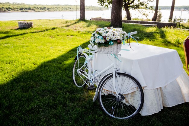 Vélo avec décoration de panier de fleurs