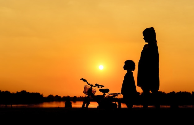 Vélo famille silhouette mère et fille