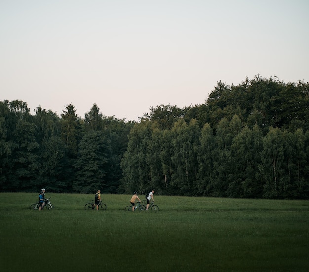 Vélo de fond dans les bois personnes marchant avec des vélos dans la campagne