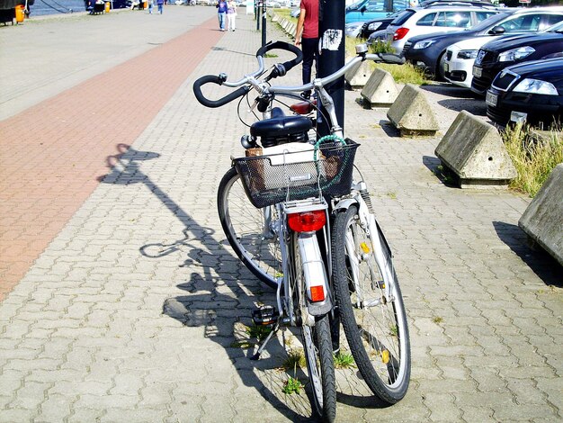 Vélo garé dans un parking