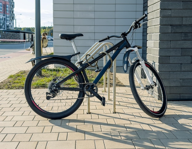 Vélo garé dans la rue de la ville Vélo de transport urbain écologique