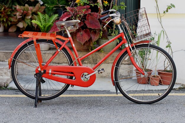 Un vélo garé dans la rue.