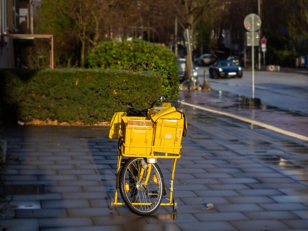 Photo un vélo garé dans la rue.