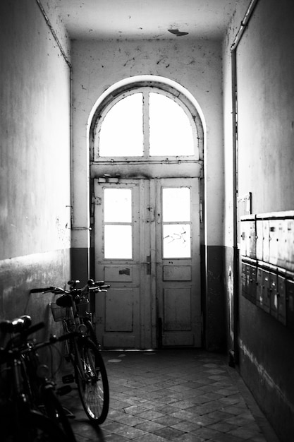 Vélo garé dans un vieux couloir