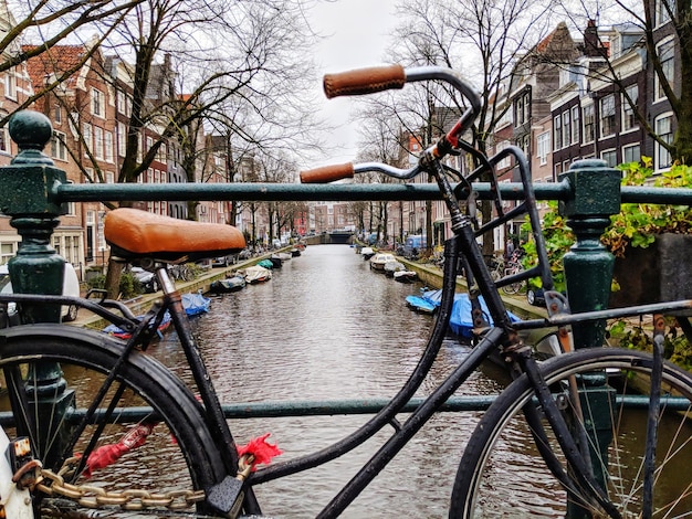 Photo un vélo garé devant le bâtiment.