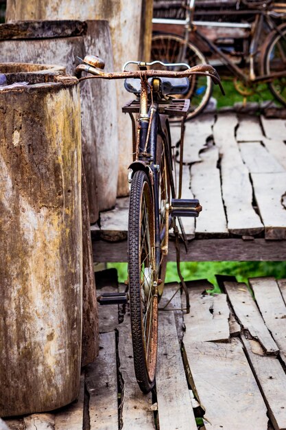 Photo un vélo garé sur une passerelle.