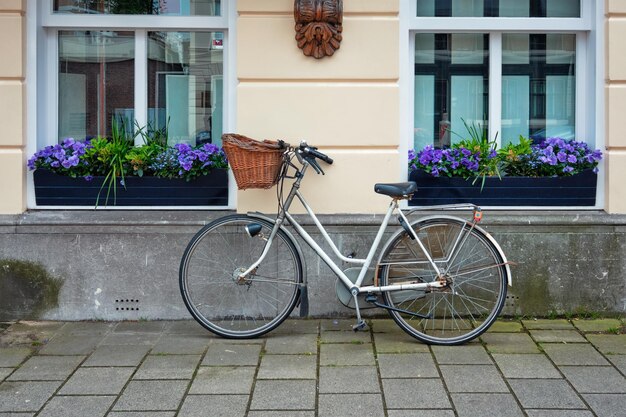 Vélo garé près de la maison aux Pays-Bas